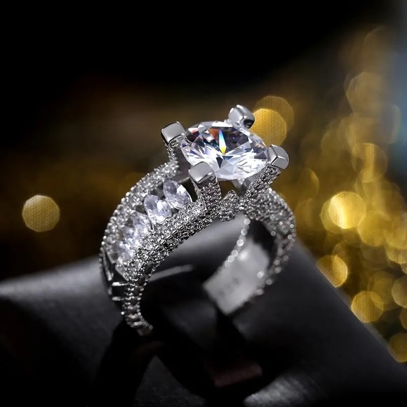Gorgeous Style Cubic Zirconia and Silver Ring - Picture 1 of 8